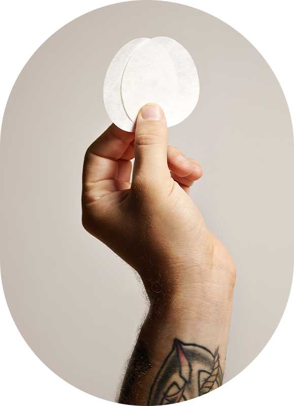 Filtros de AeroPress siendo sostenidos por una mano