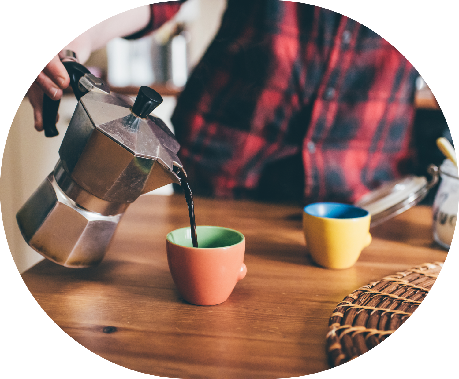 Barista sirviendo café desde una cafetera italiana a una taza