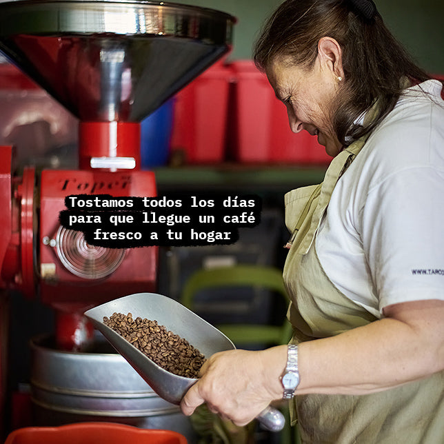 Magda tostando nuestros granos de café